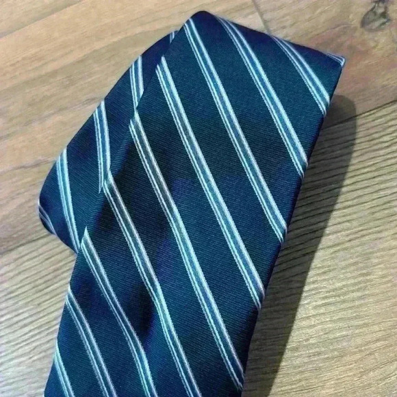 Michael Kors Men’s Necktie 100% Silk Navy Blue White Silver Striped Silk Tie - Picture 3 of 6